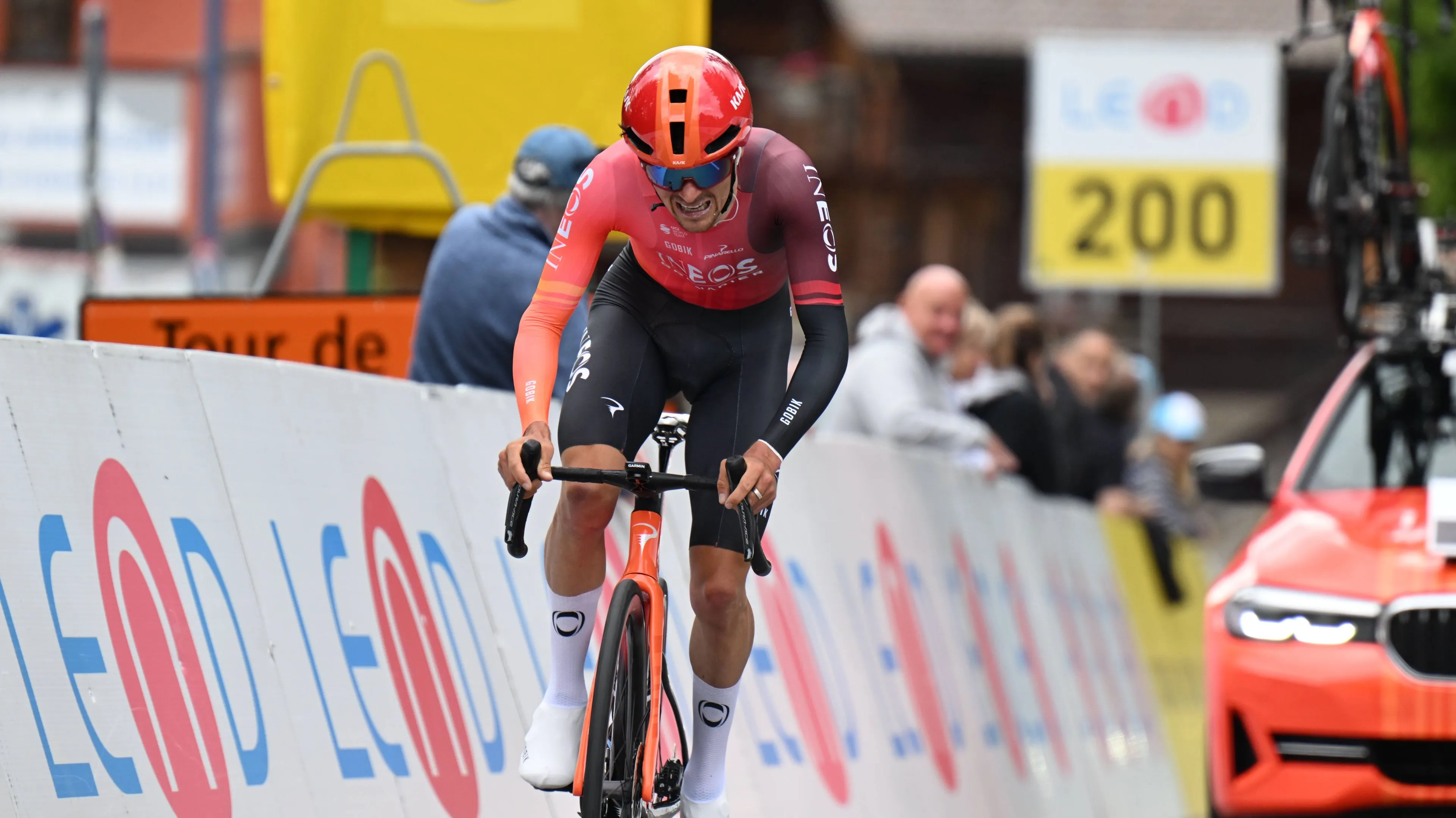 Armstrong over heisa bij INEOS Grenadiers: 'Pidcock verdient hetzelfde als jaarbudget Equipo Kern Pharma'