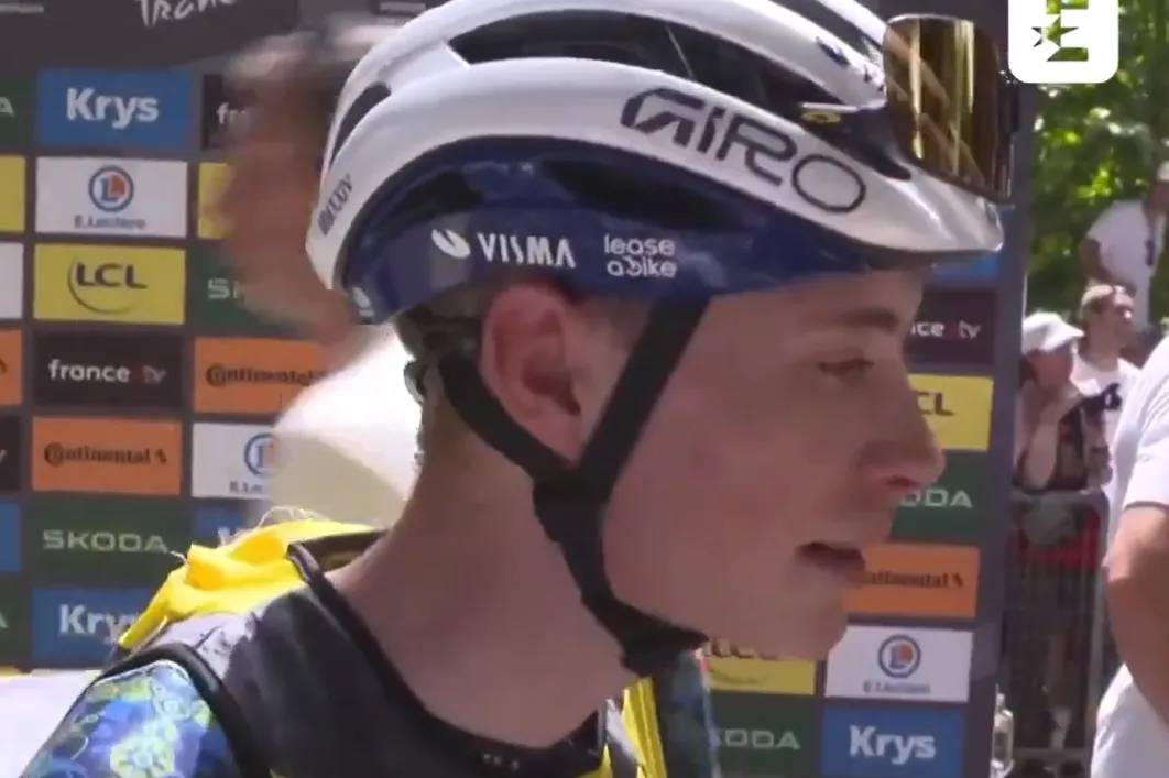🎥 Jonas Vingegaard pinkt traantje weg voor start Tour: 'Best wel emotioneel voor me'