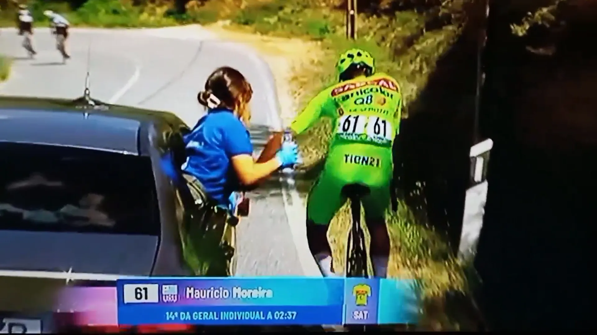 🎥 Geen fraaie beelden vanuit Portugal: renner wil door, raakt bevangen door hitte en valt van fiets