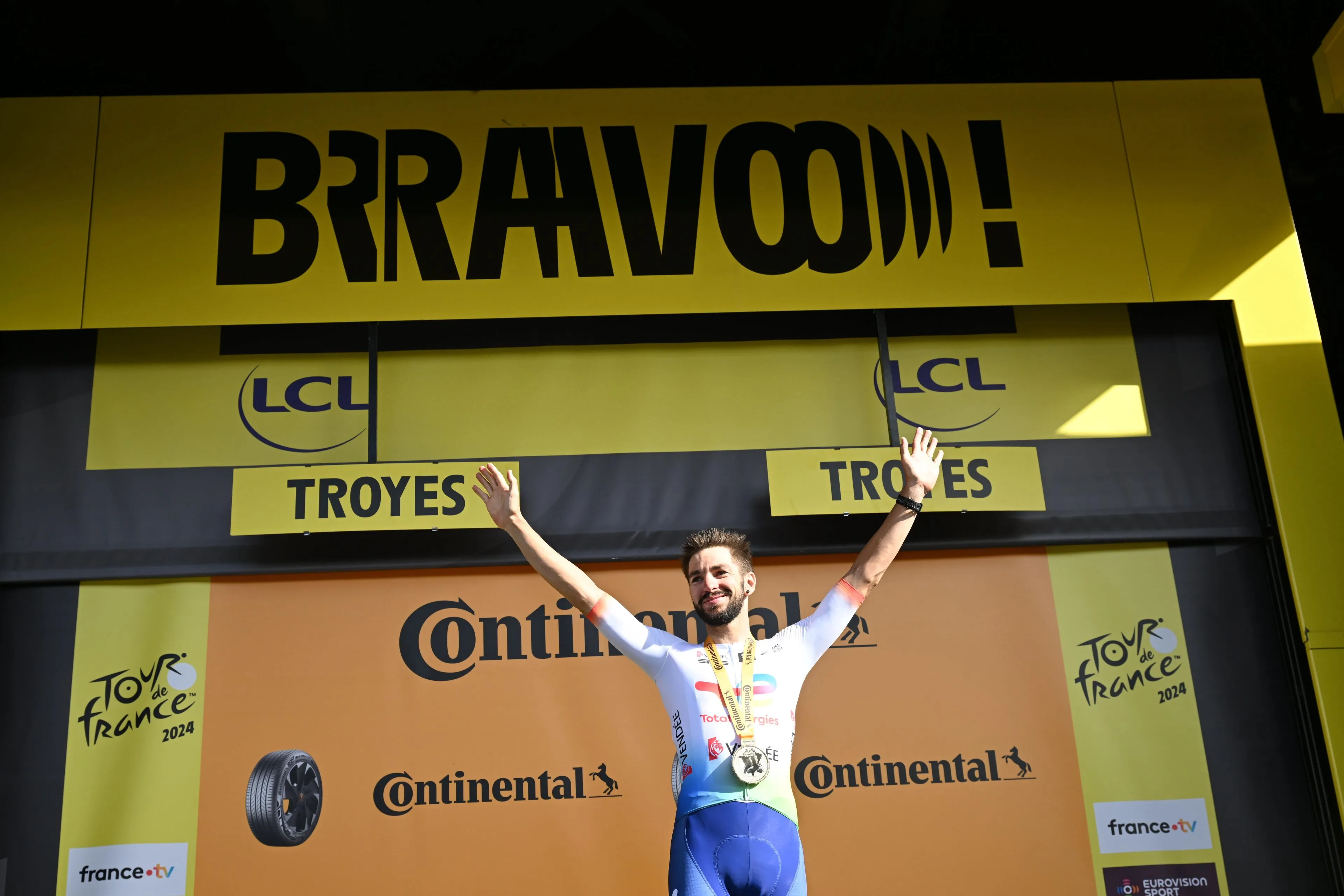 Anthony Turgis wint met gravelrit 'heilige graal': 'Lag ook bij die grote val in Dwars door Vlaanderen'