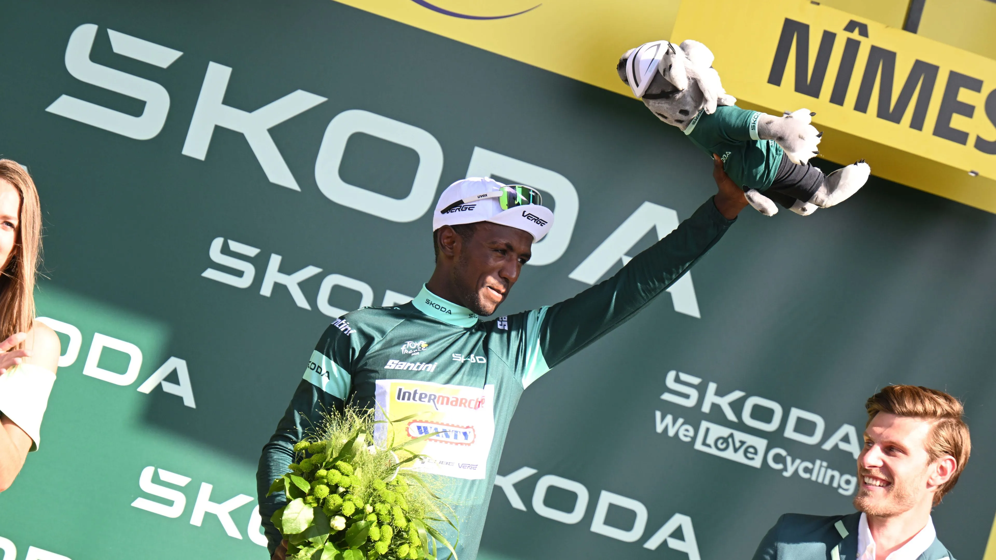 🎥 Groene Girmay maakt klein wonder, met familie aan de meet, officieel: 'Ik wil niet huilen op televisie'