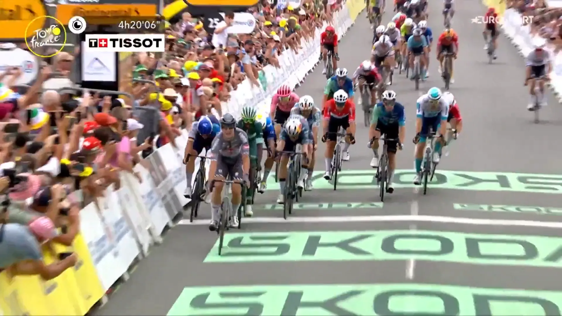 Hij is binnen! Machtige lead-out Van der Poel rolt rode loper uit voor lang verwachte sprintzege Philipsen