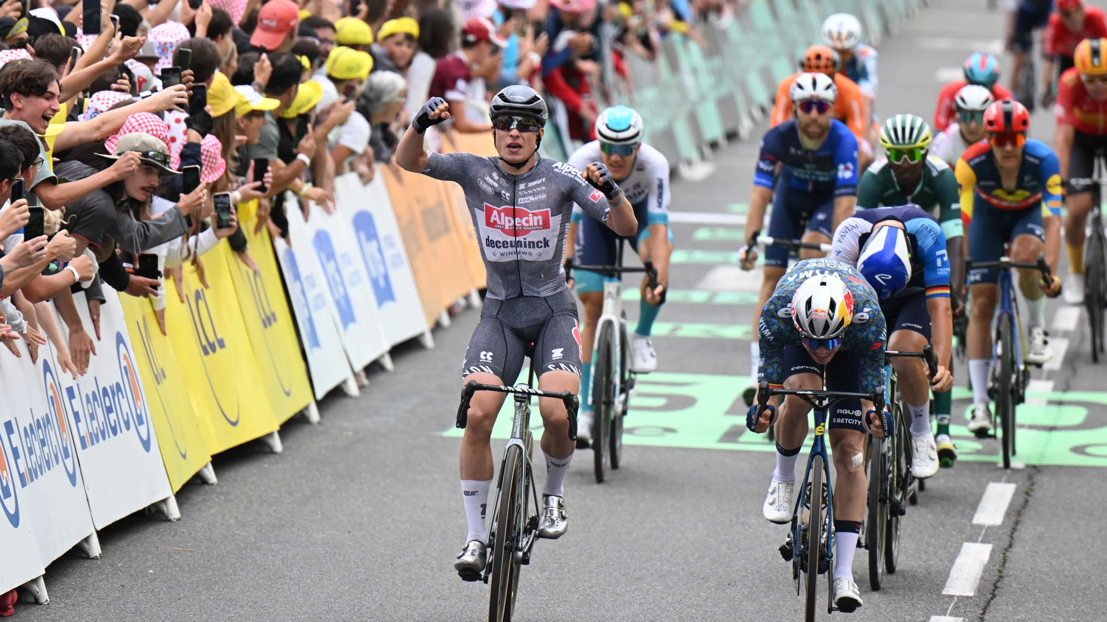 Jasper Philipsen wint sprint der stervende zwanen in Pau na 165 kilometer dolle en volle bak koers