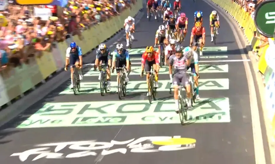 3-3! Crash Girmay geeft Philipsen (dankzij Van der Poel) kans op derde ritzege én hernieuwde spanning om groen