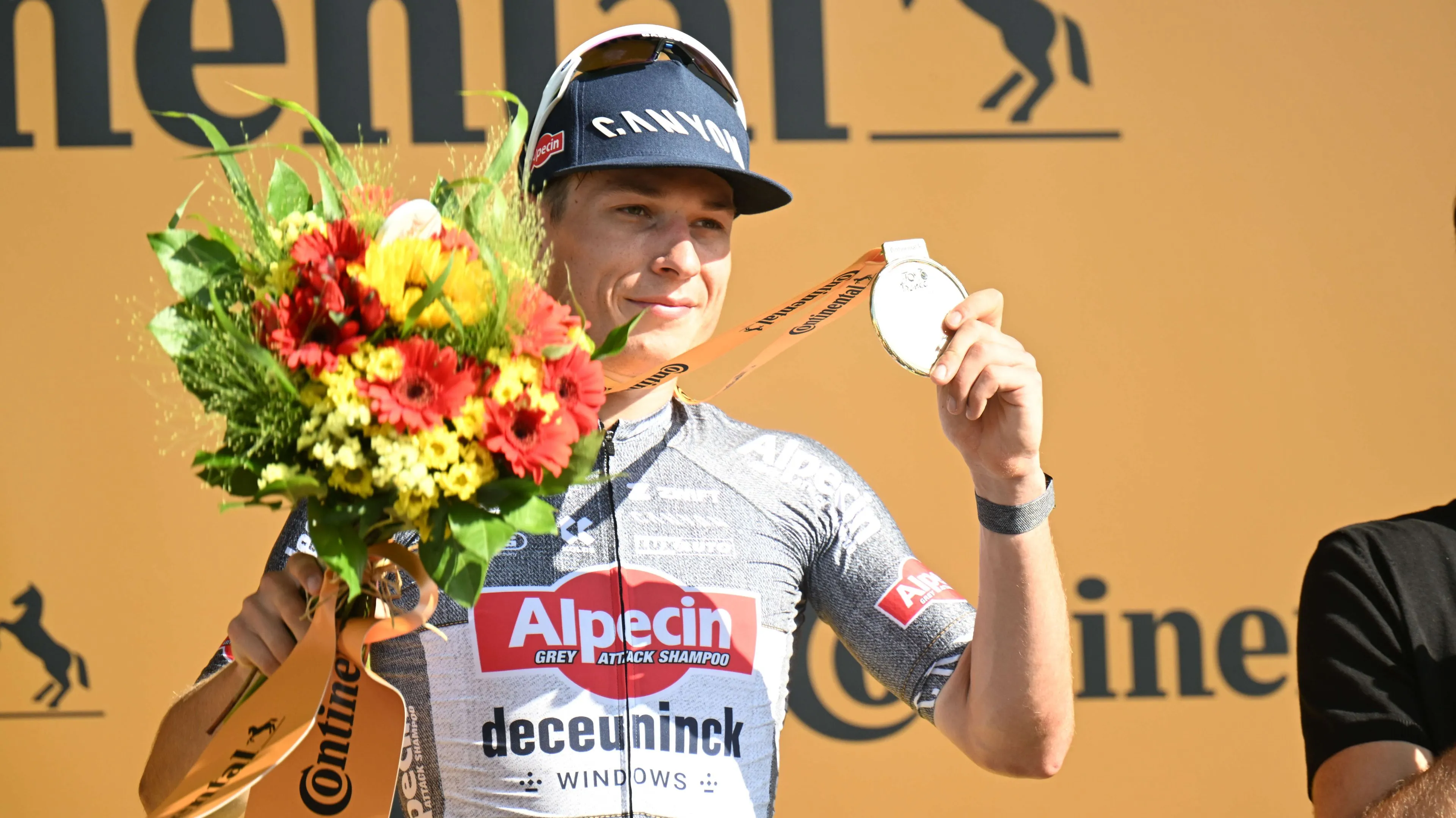 Philipsen is Van der Poel dankbaar na geweldige lead-out: 'Dan zijn we moeilijk te kloppen'