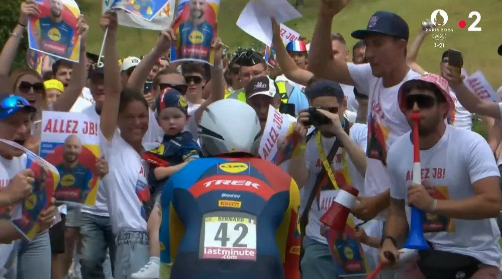 Boetes en tijdstraffen Tour de France 2024 | Bernard krijgt bizarre boete: 'Ongepast gedrag'