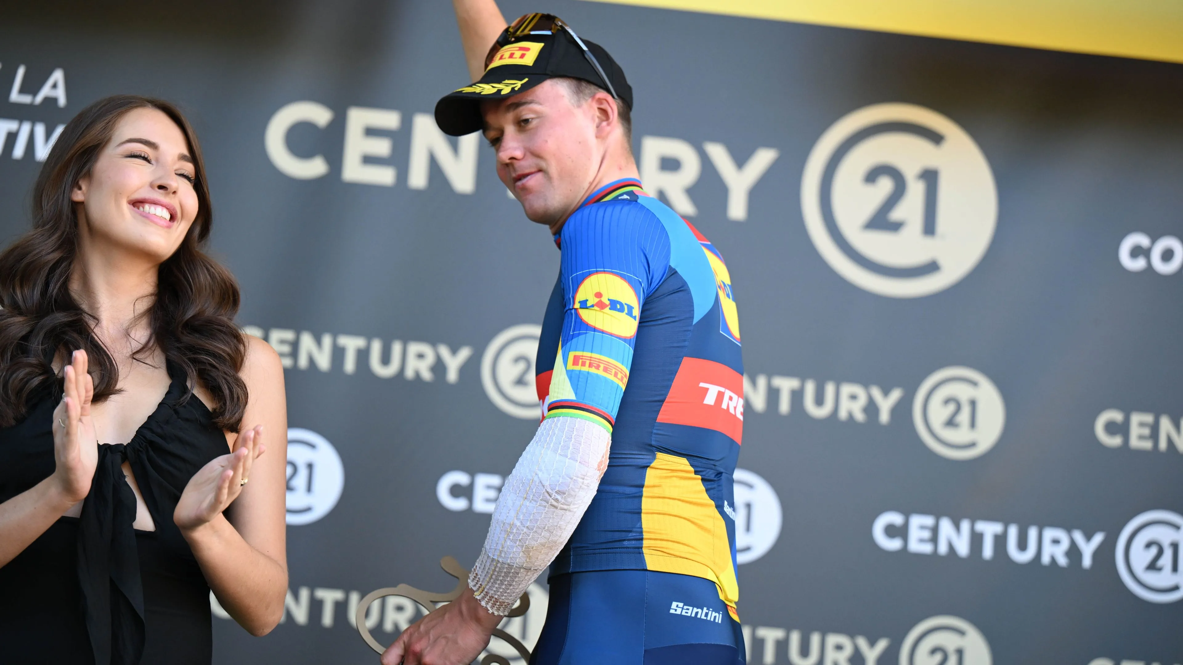 Van der Poel probeert het, maar Pedersen pakt zege in door Nederlandse jongeling gekleurde etappe