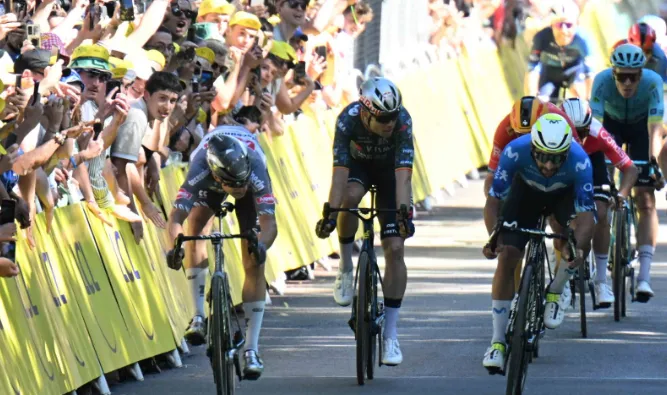 Philipsen zag 'duidelijke frustratie' bij Van Aert: 'Oprechte excuses leken me dus aangewezen'