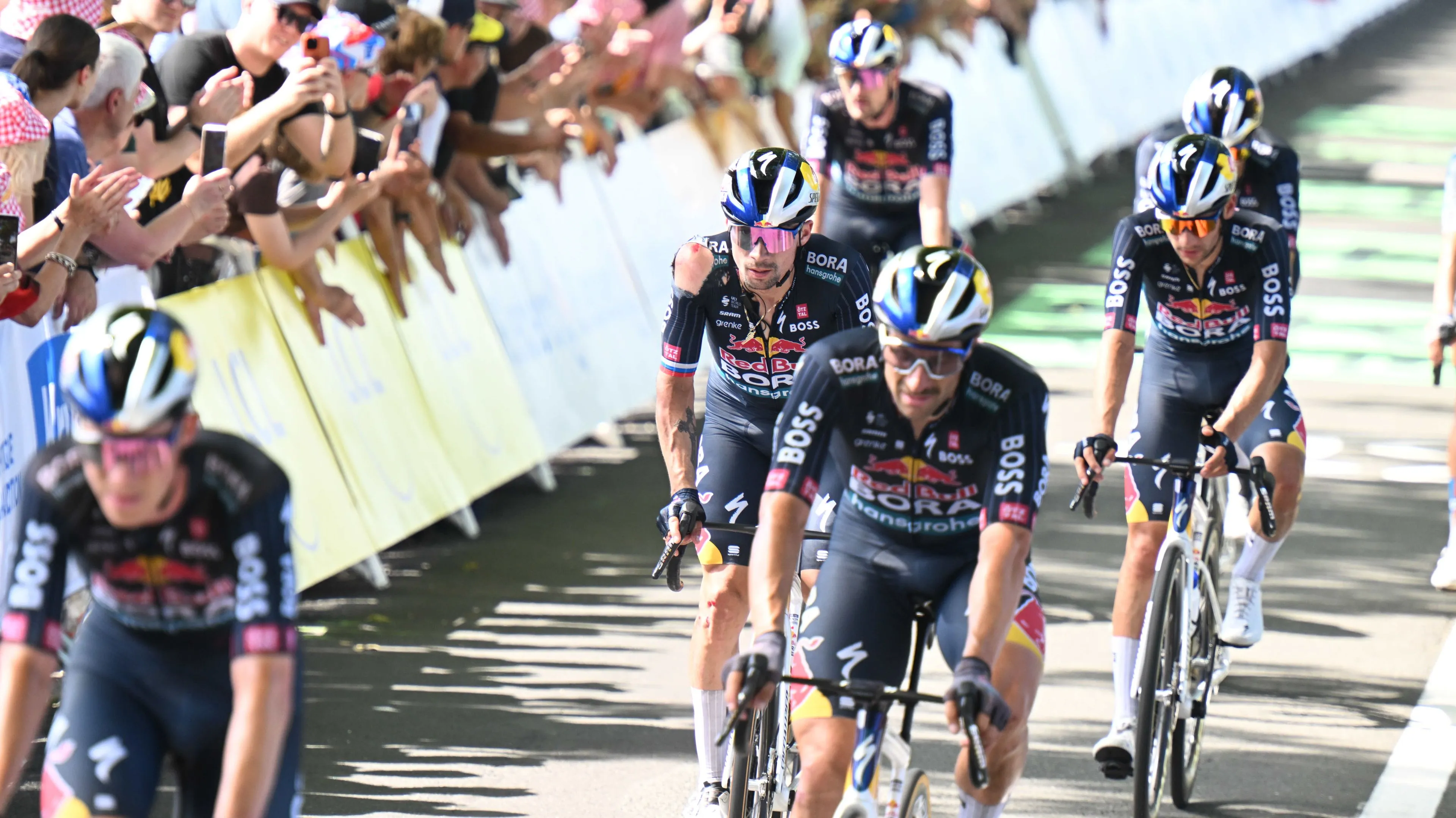 Door Girmay gewonnen sprintetappe in Tour de France ontsierd door zware val beduusde Roglic