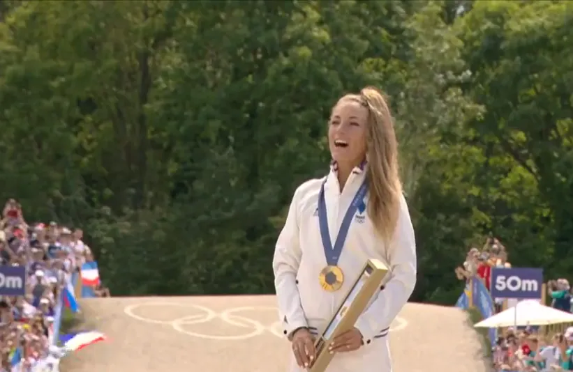 Ferrand-Prévot heeft ein-de-lijk haar titel, kreeg hulp van Pidcock én spreekt over mtb-pensioen