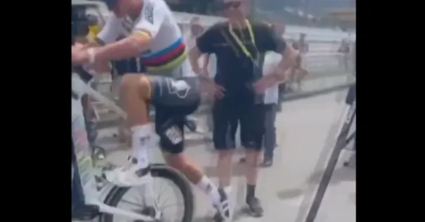 🎥 Don't try this at home: Mathieu van der Poel stapt op wel heel bijzondere manier op zijn fiets