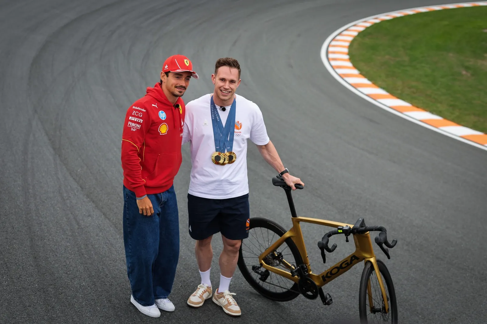 Ondertussen in het peloton | Harrie Lavreysen samen met Leclerc en Ferrari op circuit Zandvoort