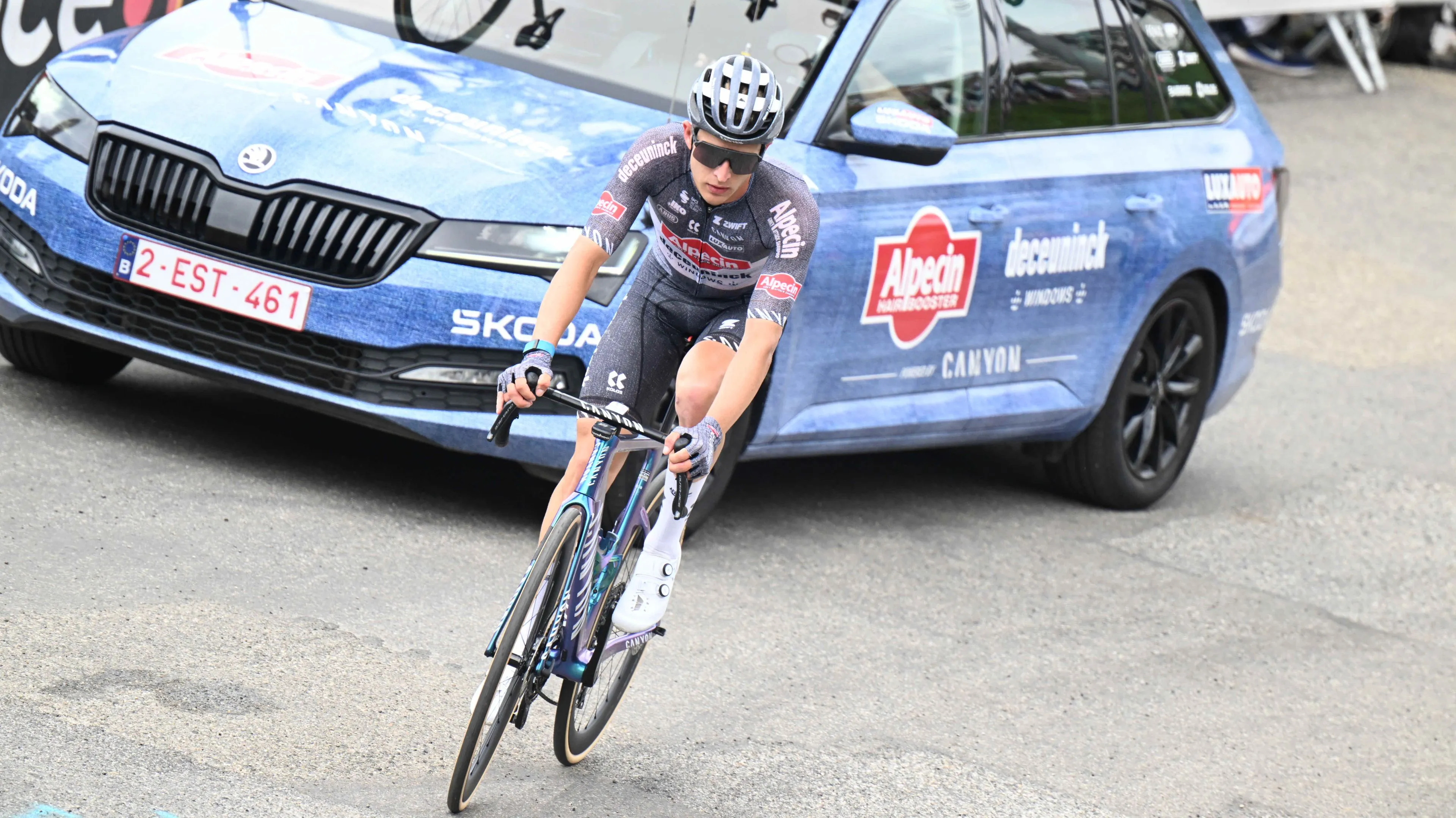 'Decathlon AG2R berooft Jasper Philipsen en Mathieu van der Poel van lead-out en bouwt verder aan project-Kooij'