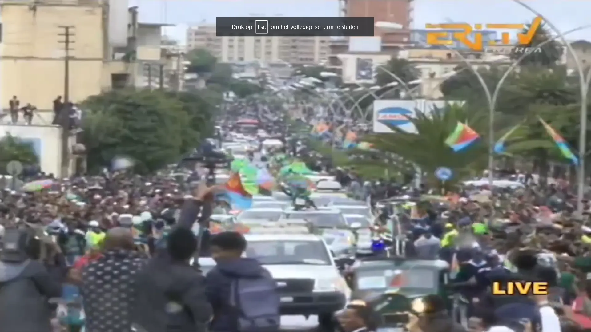 🎥 Een land dat gek wordt, schitterende beelden: Girmay is terug in Eritrea en krijgt ongezien heldenonthaal