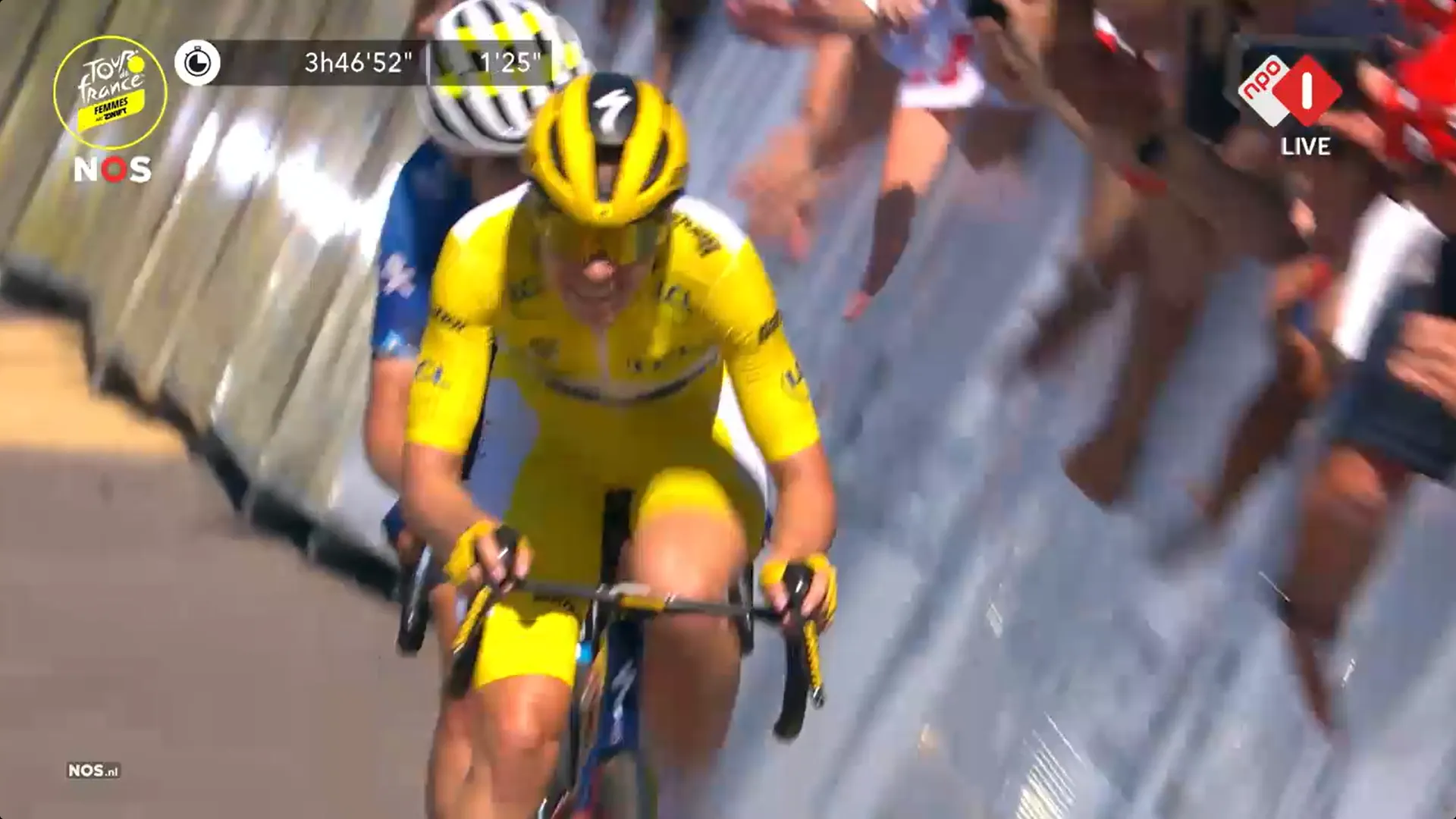 Wat een bizarre wending in de Tour! Grote val zet streep door geel Vollering, Blanka Vas wint chaotische etappe