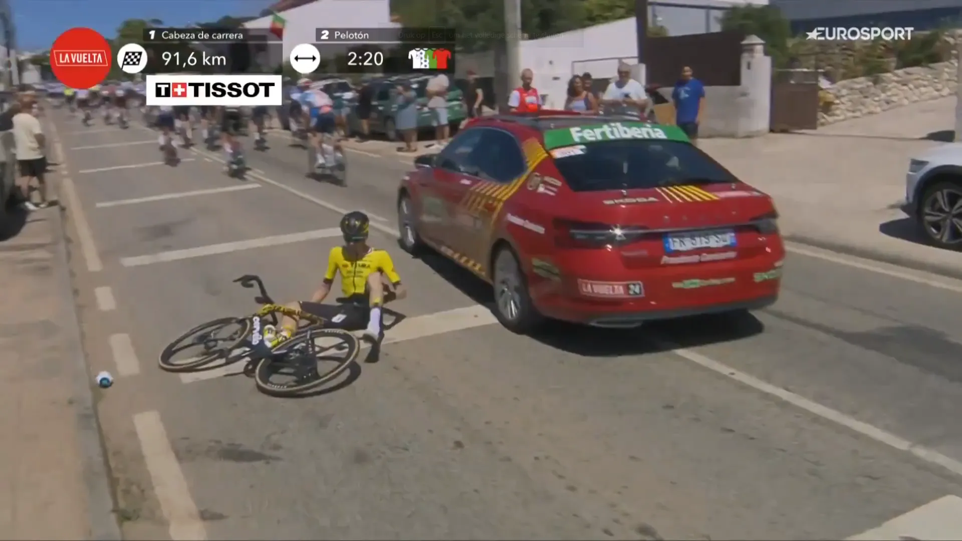 🎥 Dylan van Baarle (Visma | Lease a Bike) awkwardly crashes and abandons race on day two of the Vuelta