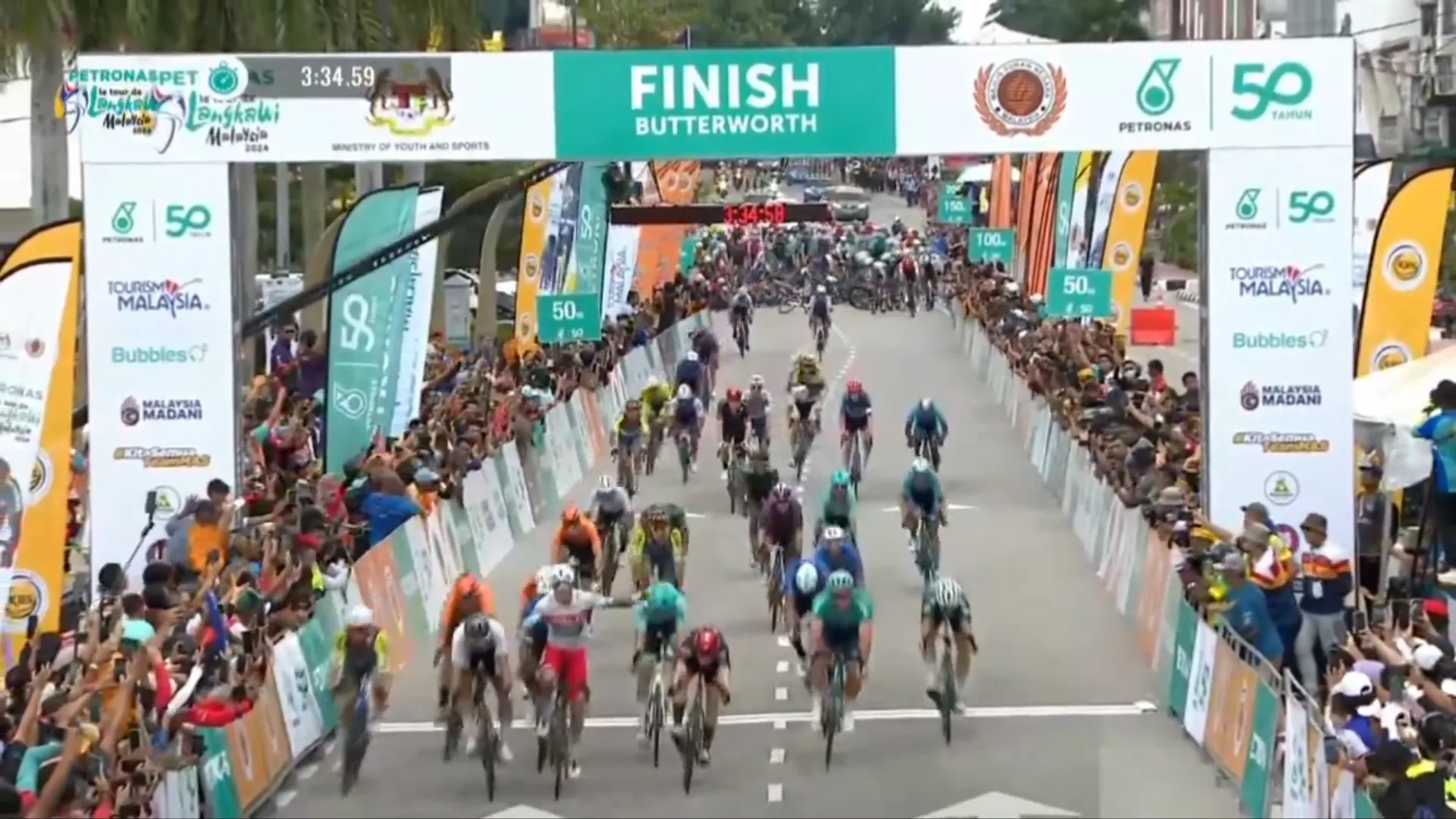 🎥Pijnlijk: Peñalver denkt te winnen in Langkawi, maar Malucelli drukt wiel als eerste over de streep