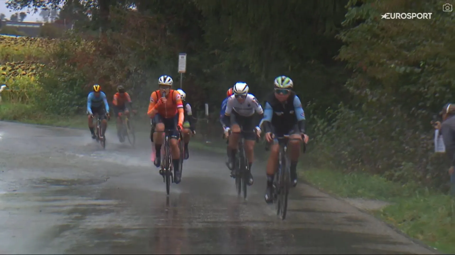 Vos just misses out on staying with the Kopecky/Vollering group: "In hindsight, we might have done things differently"