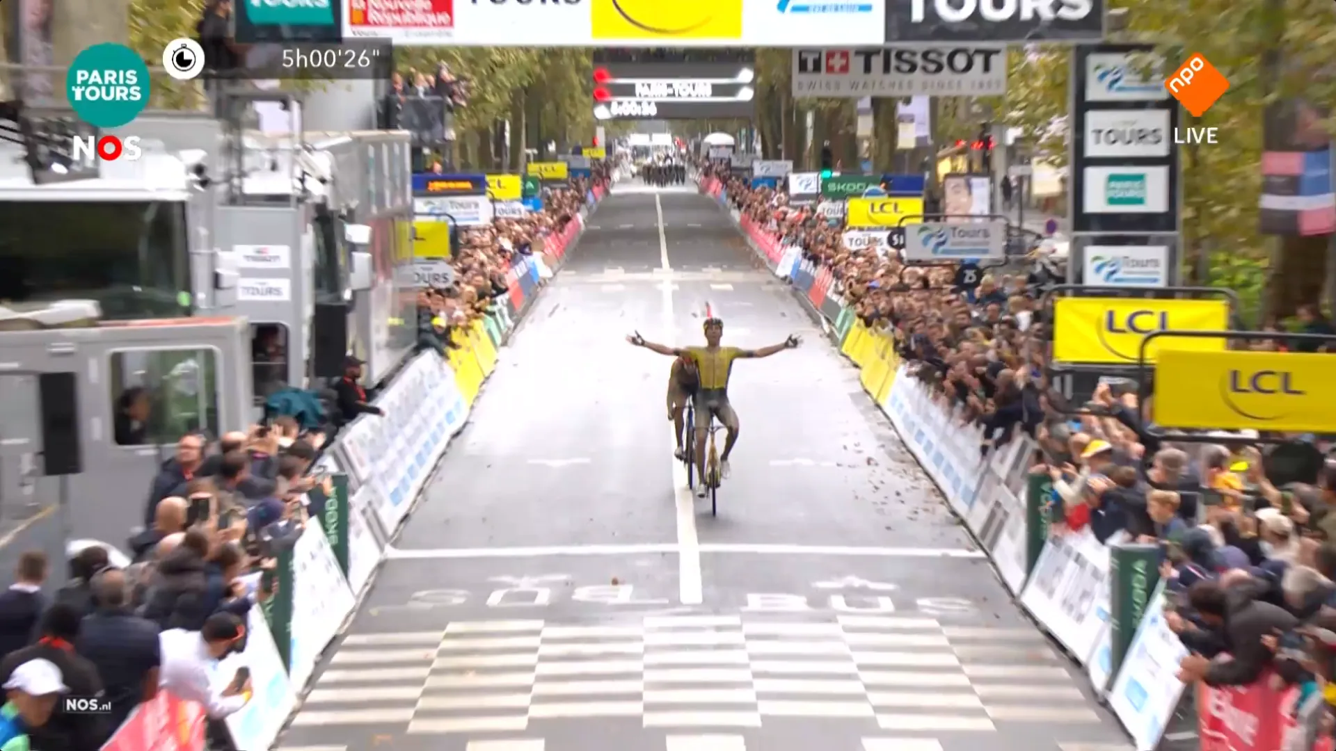 In een heroïsche Parijs-Tours is een bemodderde Laporte de sterkste in sprint-á-deux: Vacek tweede