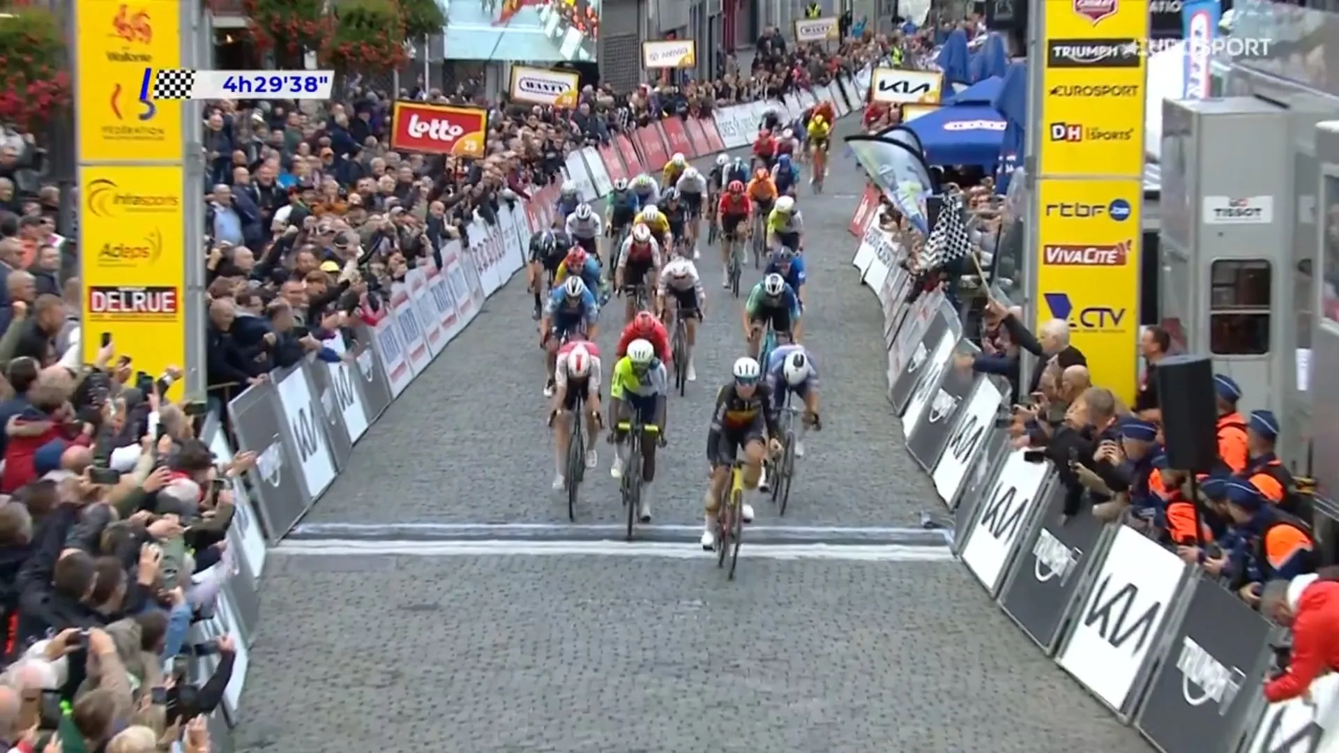 Philipsen gaat van ver aan, maar De Lie wint met machtige sprint Binche-Chimay-Binche