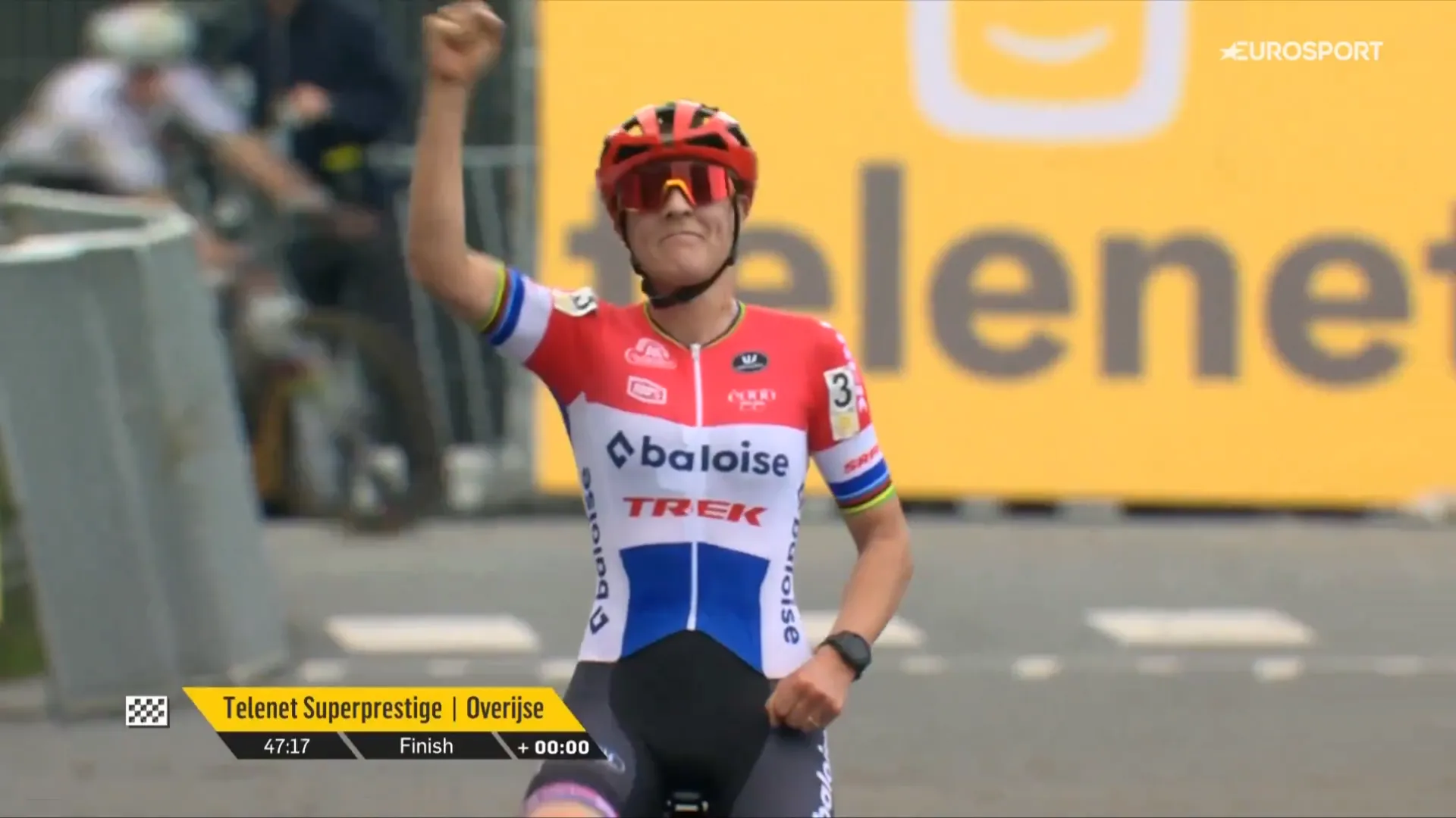 Sterke Lucinda Brand komt slechte start te boven en blijft Van Empel voor in Superprestige Overijse