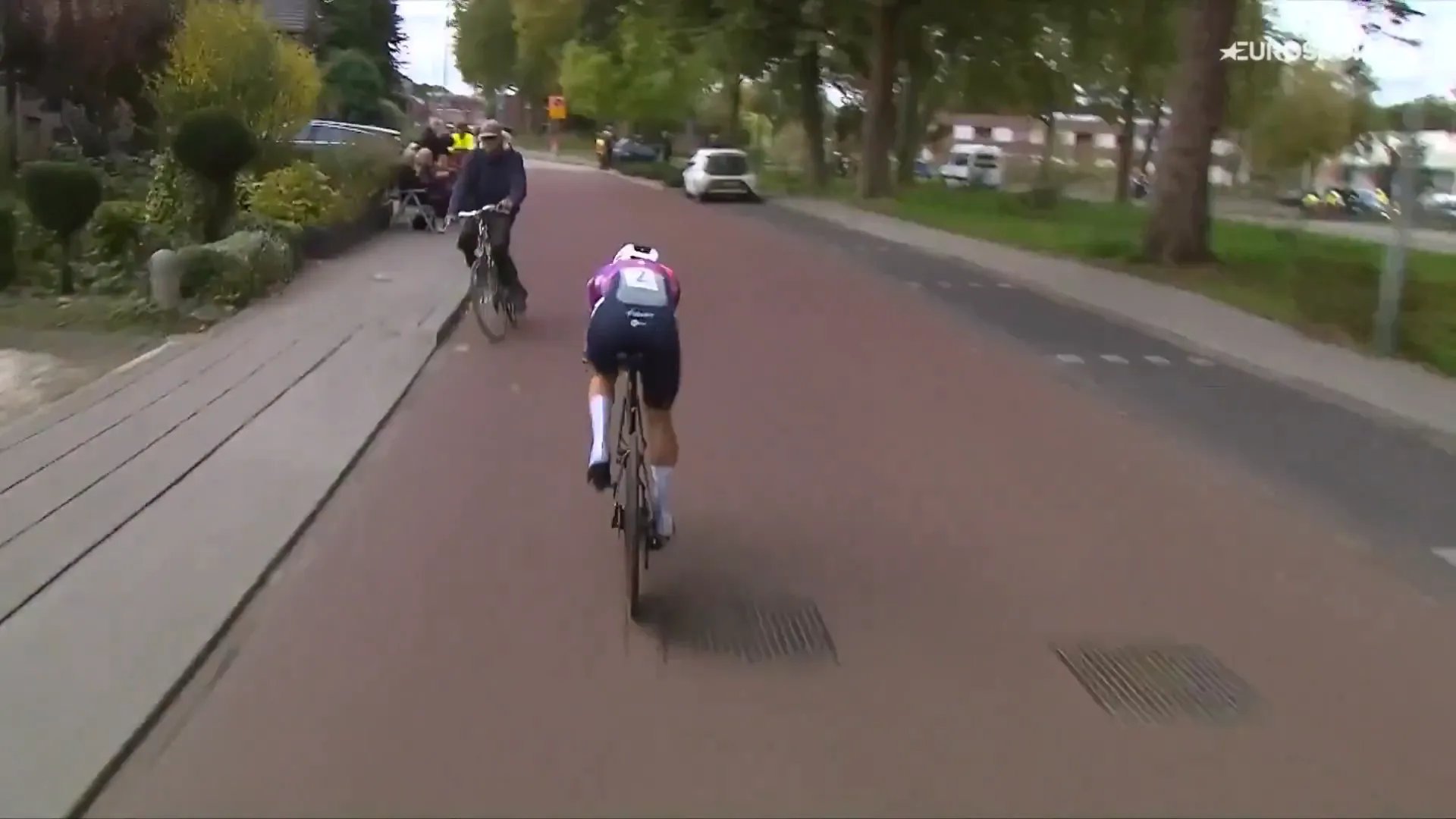 🎥 Ongekende beelden: verdwaalde stadsfietser botst bijna op Lorena Wiebes in tijdrit Ladies Tour