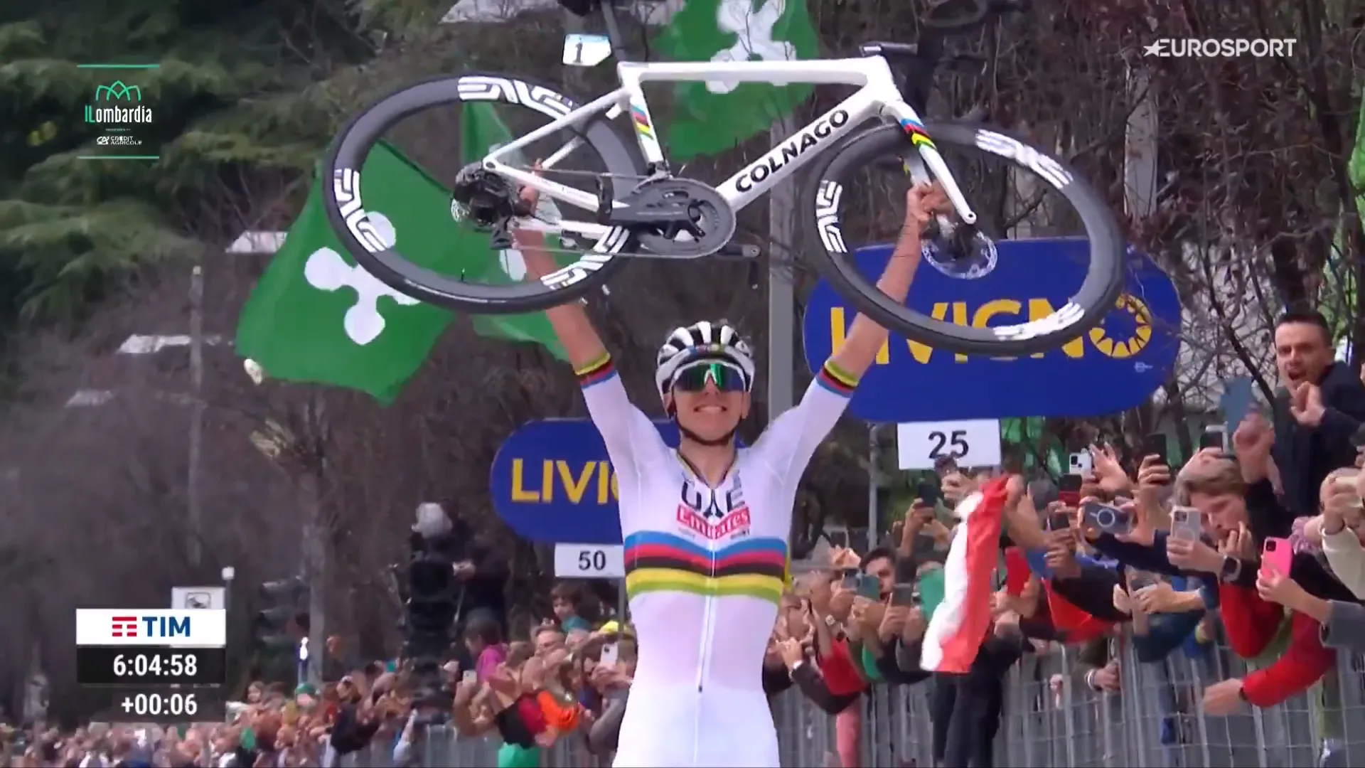 Pot met goud voor de regenboogtrui: Pogacar zet mijlenver voor de rest kroon op 2024 met zege in Lombardije