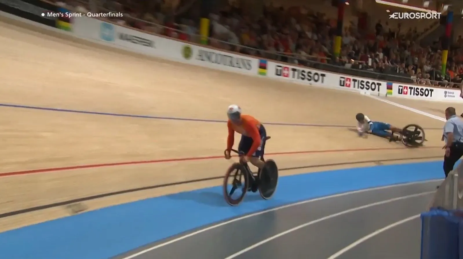 🎥 Yakovlev maakt het bont met bizarre sprintoptredens tegen Hoogland op WK baanwielrennen