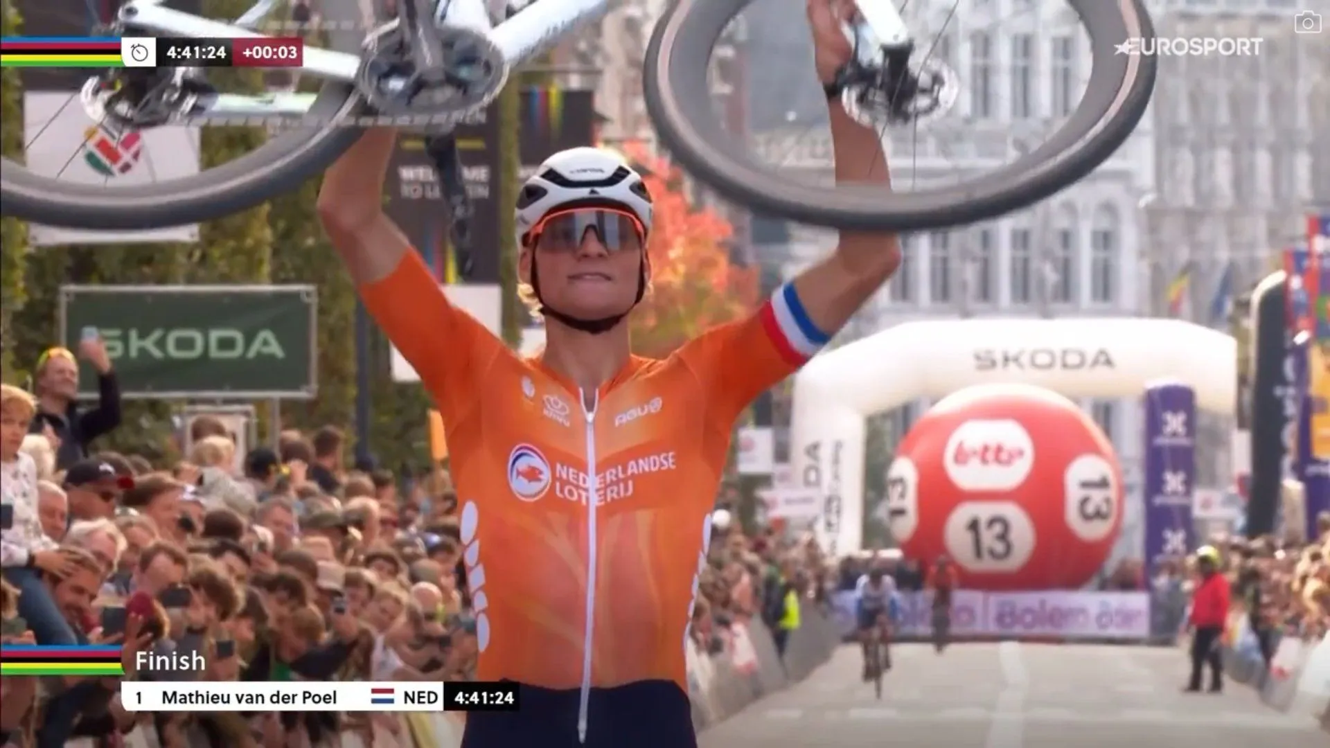 Grandeur op WK gravel: Mathieu van der Poel voegt na imponerende race nieuwe wereldtitel toe aan palmares