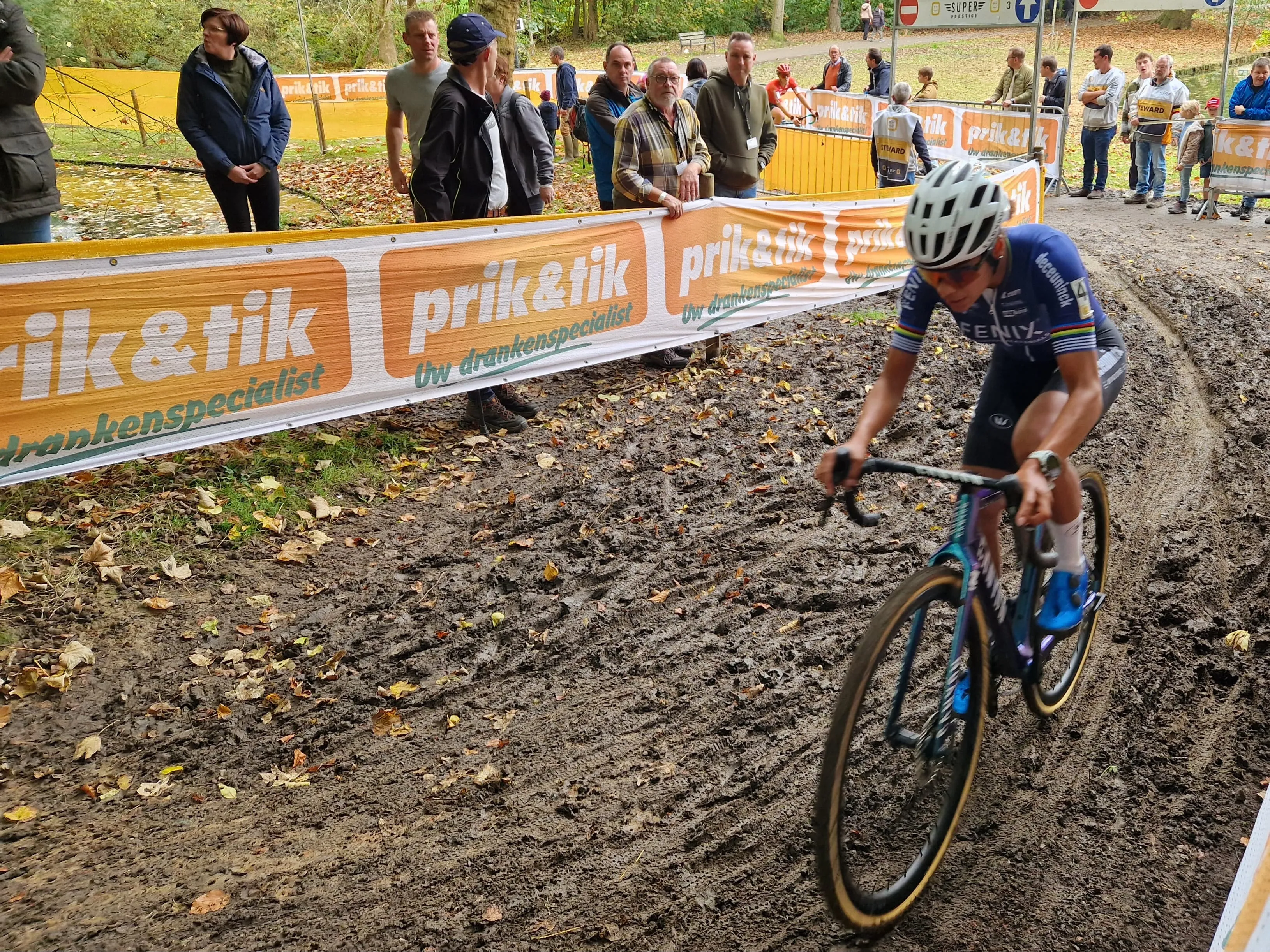 Large group entertains Superprestige Merksplas, Alvarado keeps her cool and accelerates to victory at right moment
