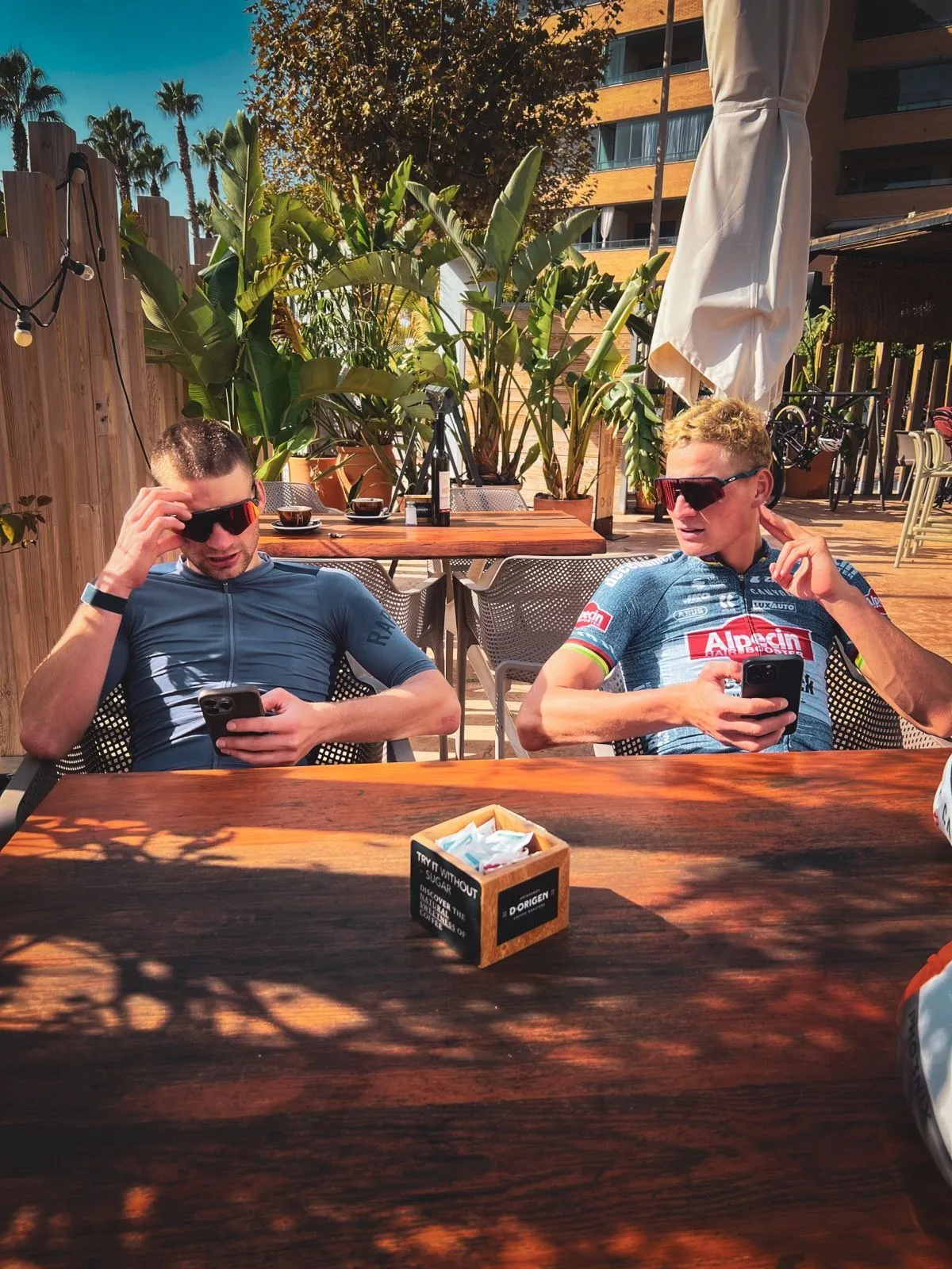 📸 Mathieu van der Poel neemt broer David mee op Spaanse training, en dat heeft hij geweten