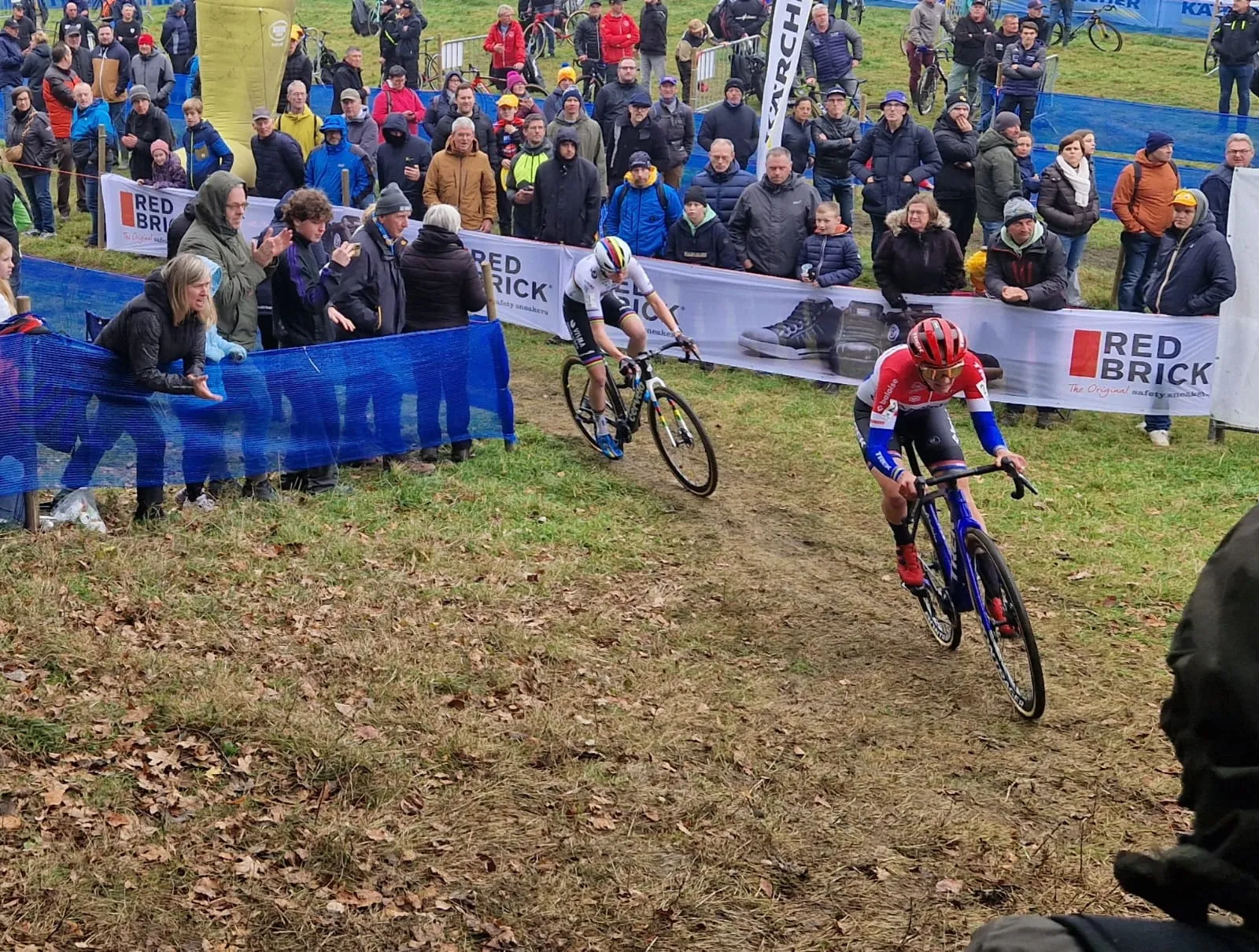 Van Empel kan dominantie geen vervolg geven: oersterke Lucinda Brand triomfeert voor tweede keer in Dublin