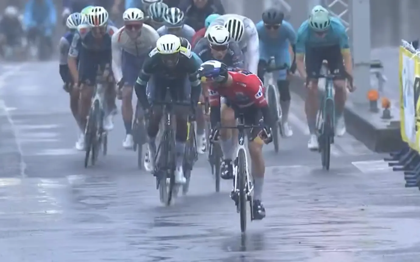 🎥 For those who still had doubts, Roglic and Girmay demonstrate tellingly that criterium is prearranged