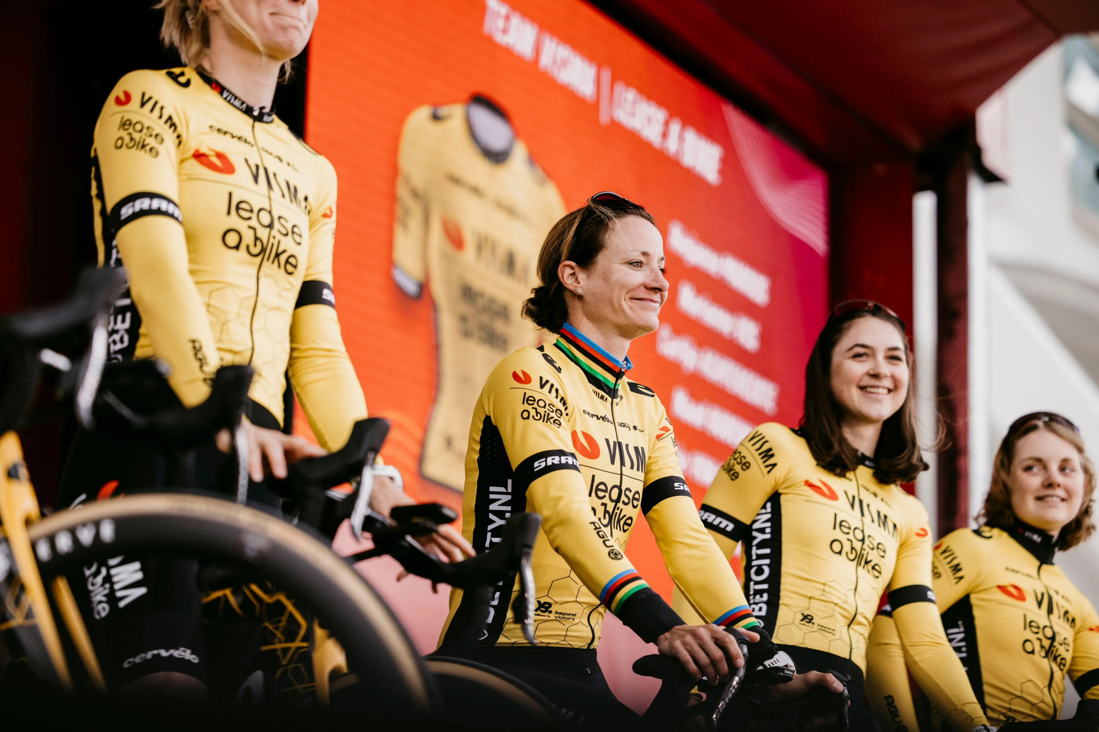 "No one indicated the time," Movistar gets the blame: Vuelta Femenina starts with chaos, Visma | LaB files complaint