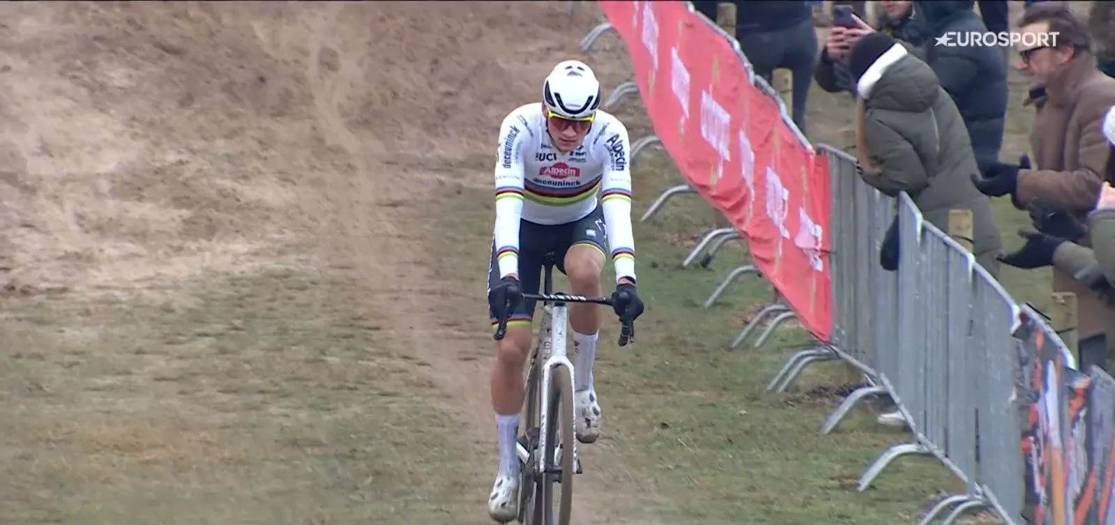 Spectacular victory: Van der Poel wins big after thrilling start in Zonhoven
