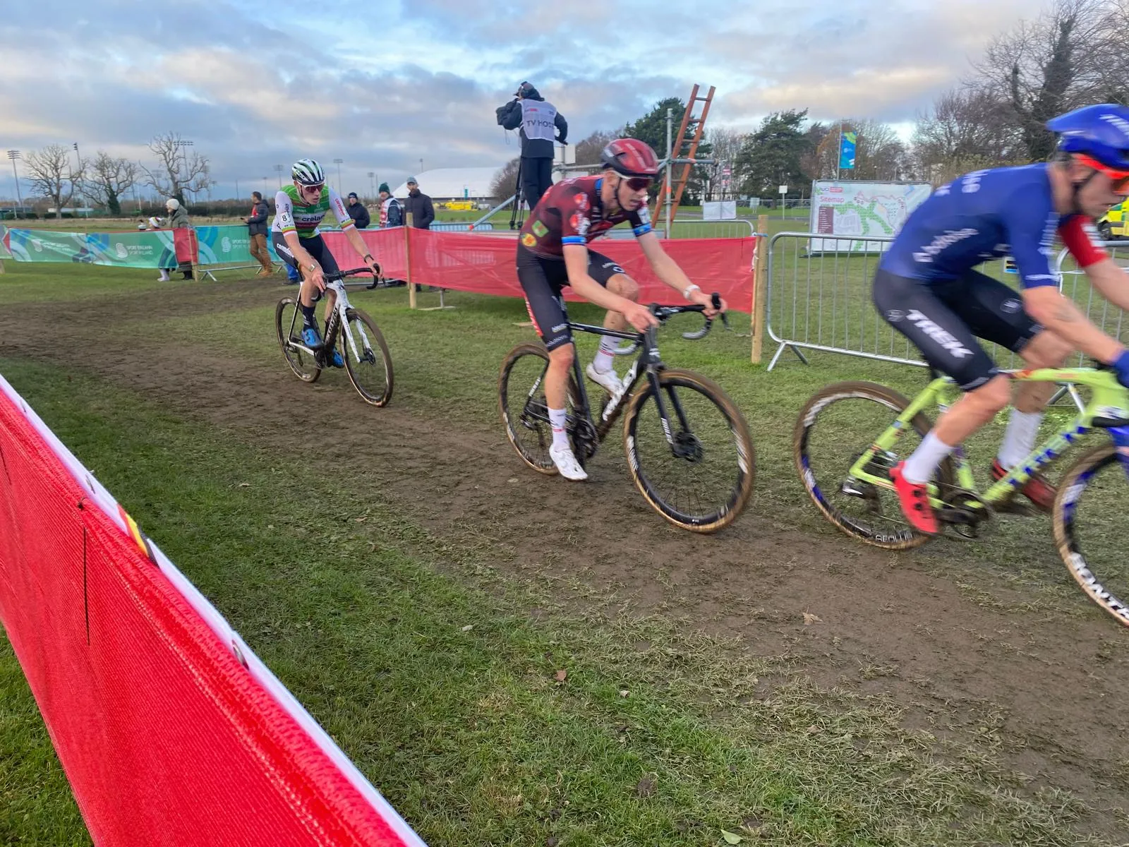 'Die mannen zijn 2 weken van huis, voor 2 uurtjes cross...'; veldritploegen staan voor logistieke puzzel