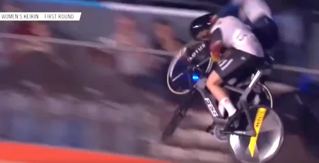 🎥 Verschrikkelijke beelden: zware crash legt Champions League in Londen stil