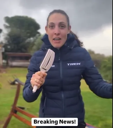 Ondertussen in het peloton | 'Weervrouw' Lucinda Brand wordt bijna weggeblazen