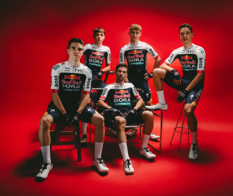 Wielertenues 2025: Red Bull - BORA - Hansgrohe steekt Roglic in witter tenue, XDS Astana Team gaat voor meer kleur