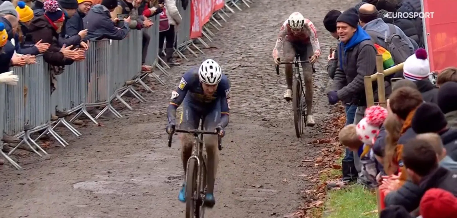 Aerts calls himself a 'Neo-pro' and looks ahead to facing "those two rascals," Wout van Aert and Mathieu Van der Poel: "Not delusional to think I'll beat them"
