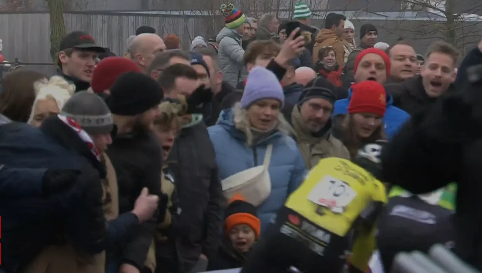 Wout van Aert kan Thibau Nys niets verwijten na val in slotronde: 'Een fan hing volledig over het parcours'