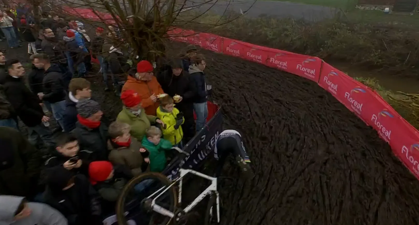 🎥 Van der Poel makes rare mistake during Loenhout recon and wishes rival Van Aert good luck