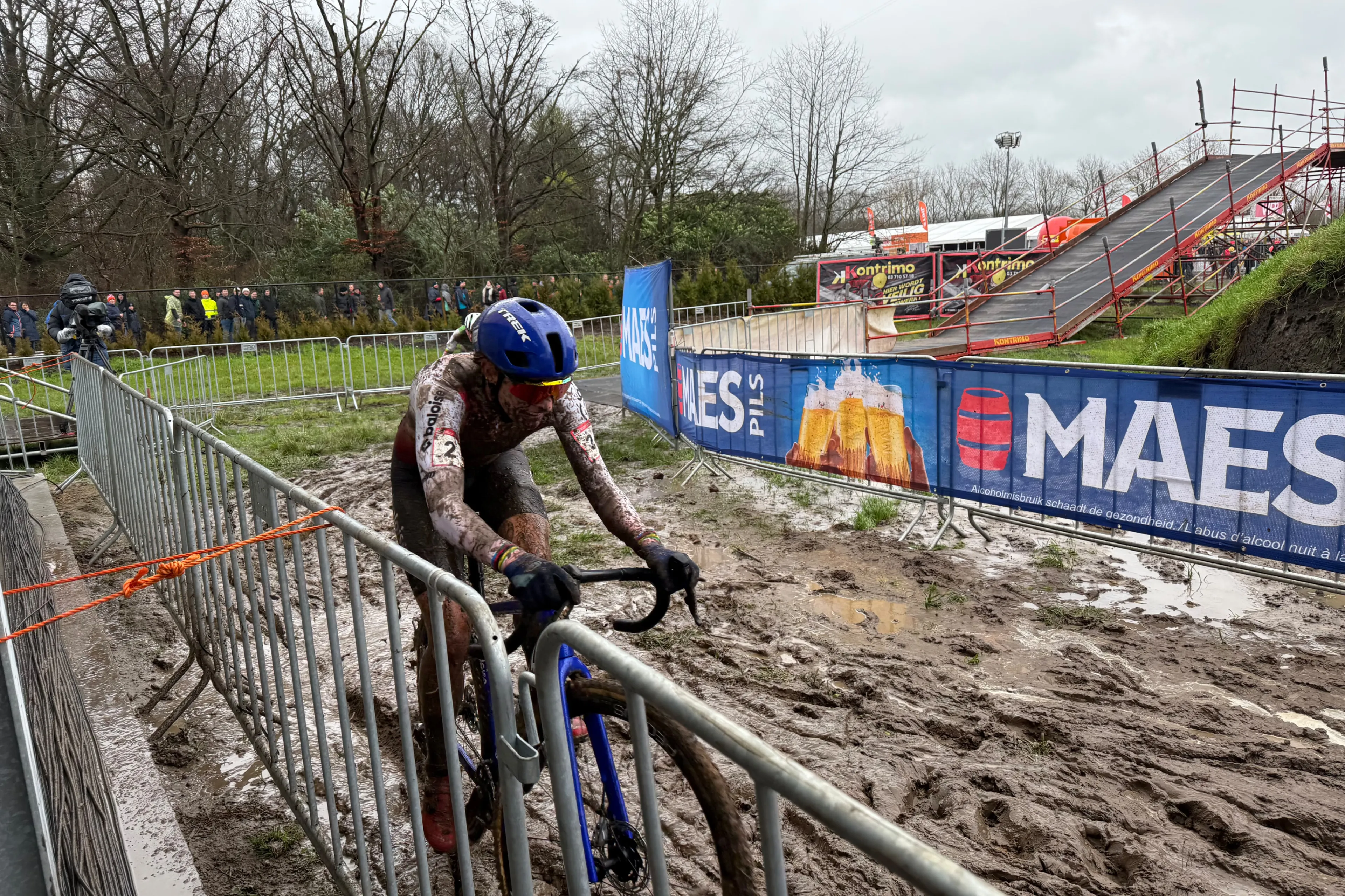 Twee op rij voor oertaaie Lucinda Brand in fantastisch modderfestijn van Dendermonde