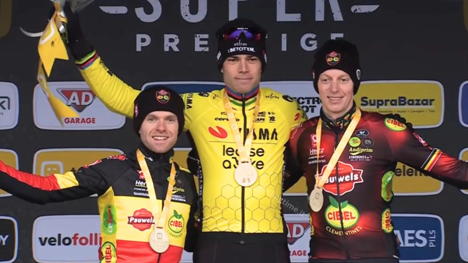 Van Aert helpt Iserbyt net om zeep op 'zeepparcours' te Gullegem: 'Ik zag aan Wout ook dat hij alles aan het geven was'