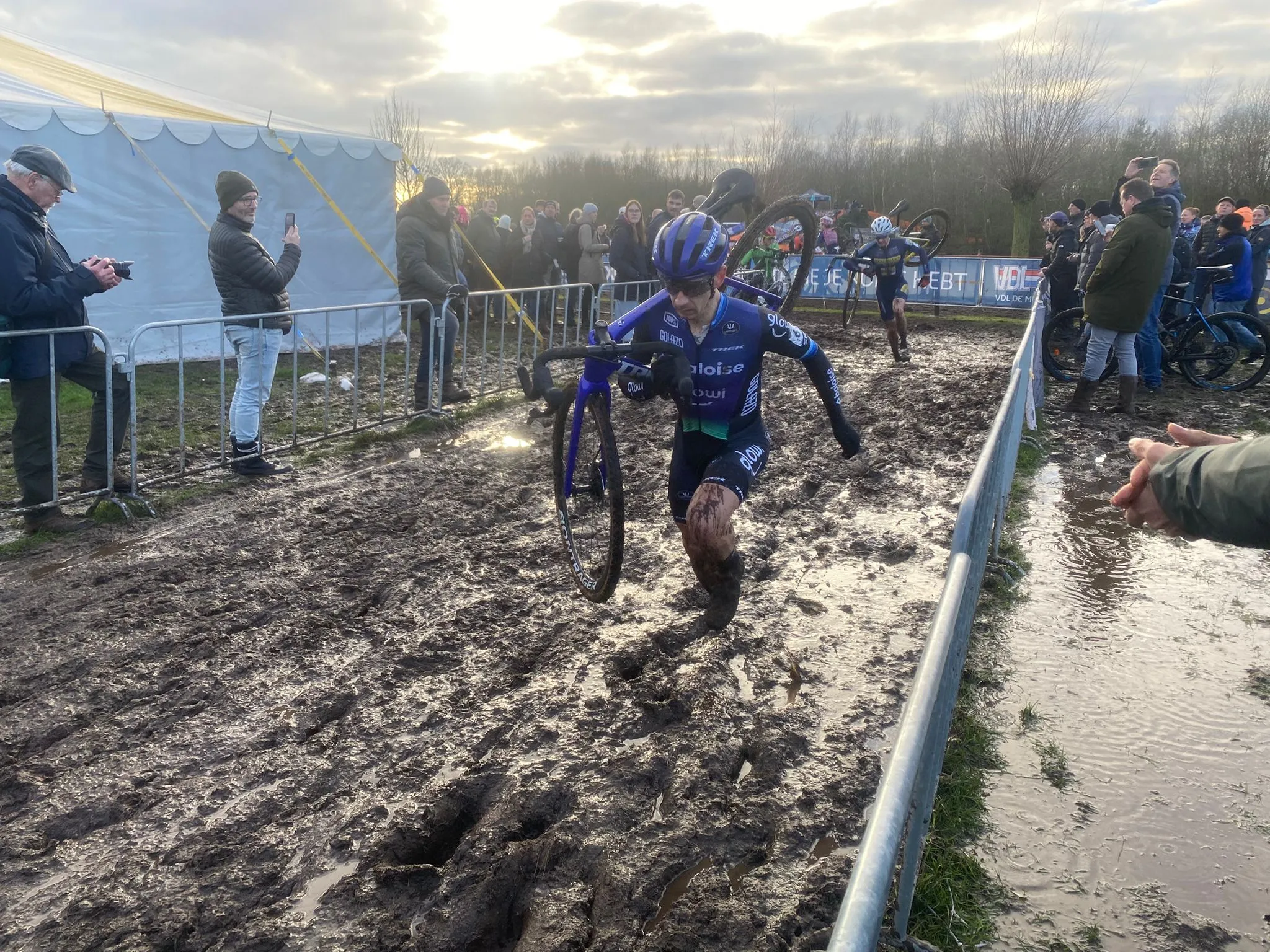 Lars van der Haar voelt met Pim Ronhaar mee na NK: 'Ik riep nog naar hem dat hij volle bak moest rijden'