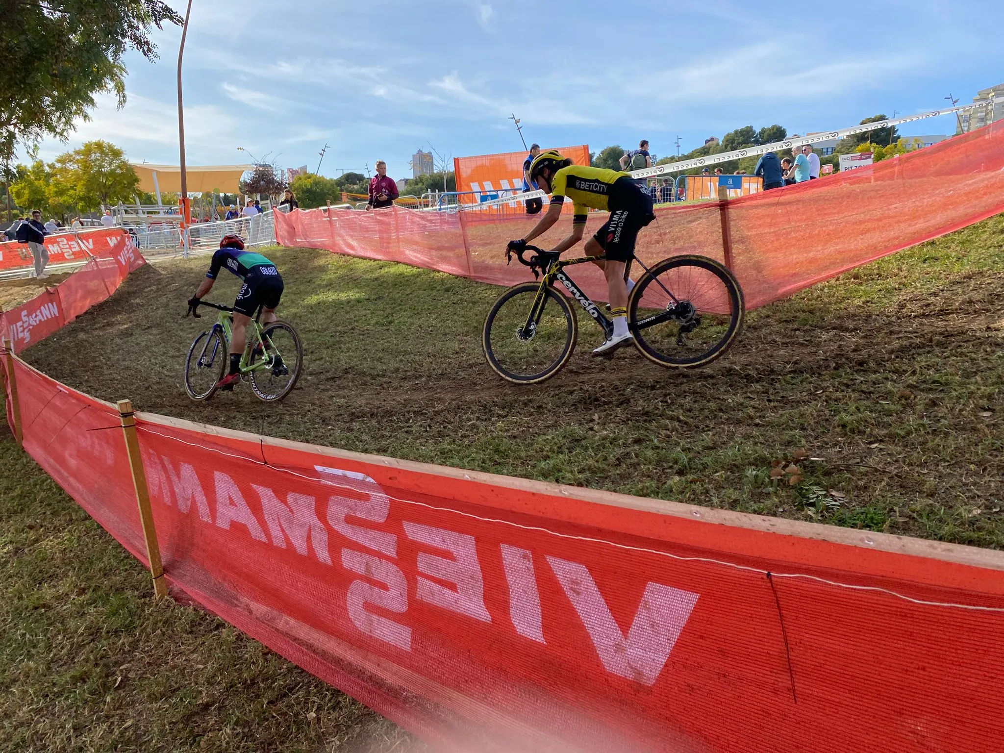 Vrouwen én mannen Visma | Lease a Bike (deels verkleed) aanwezig om Van Aert, Vos en Van Empel aan te moedigen in Benidorm