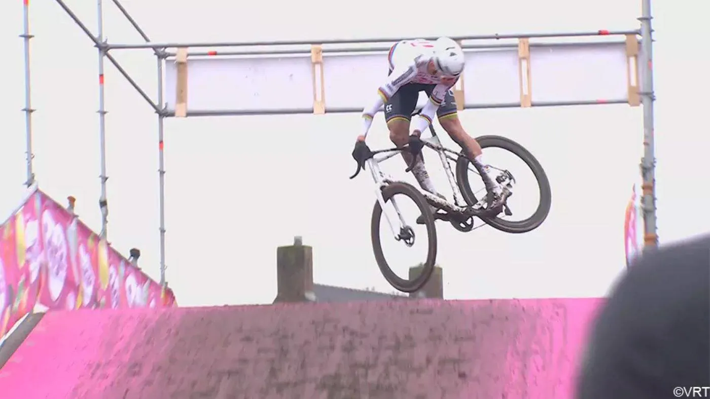 Van begin tot eind: Van der Poel vliegt en springt in Hoogerheide naar perfecte voorbereiding richting WK