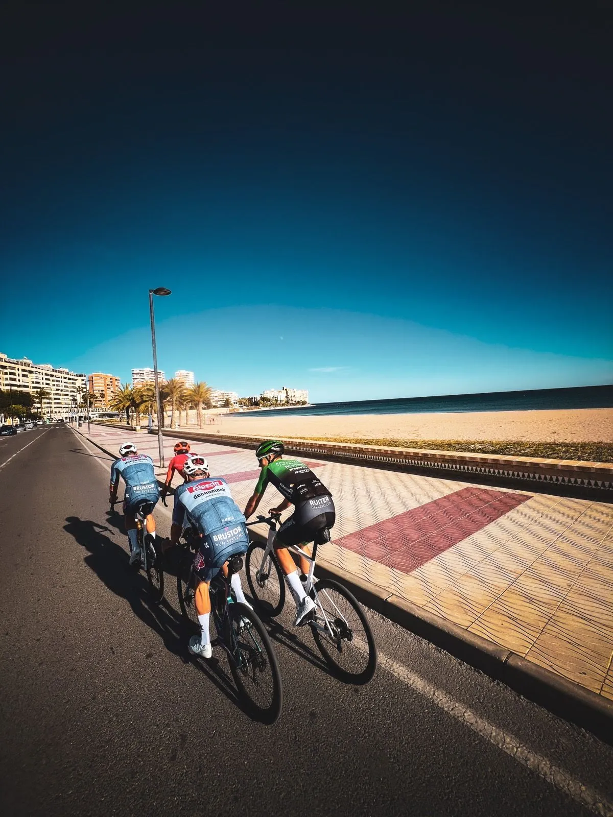 📸 Van der Poel laat trainingsmaten in Spanje ferm afzien met eerste editie van 'MVDP Classic'