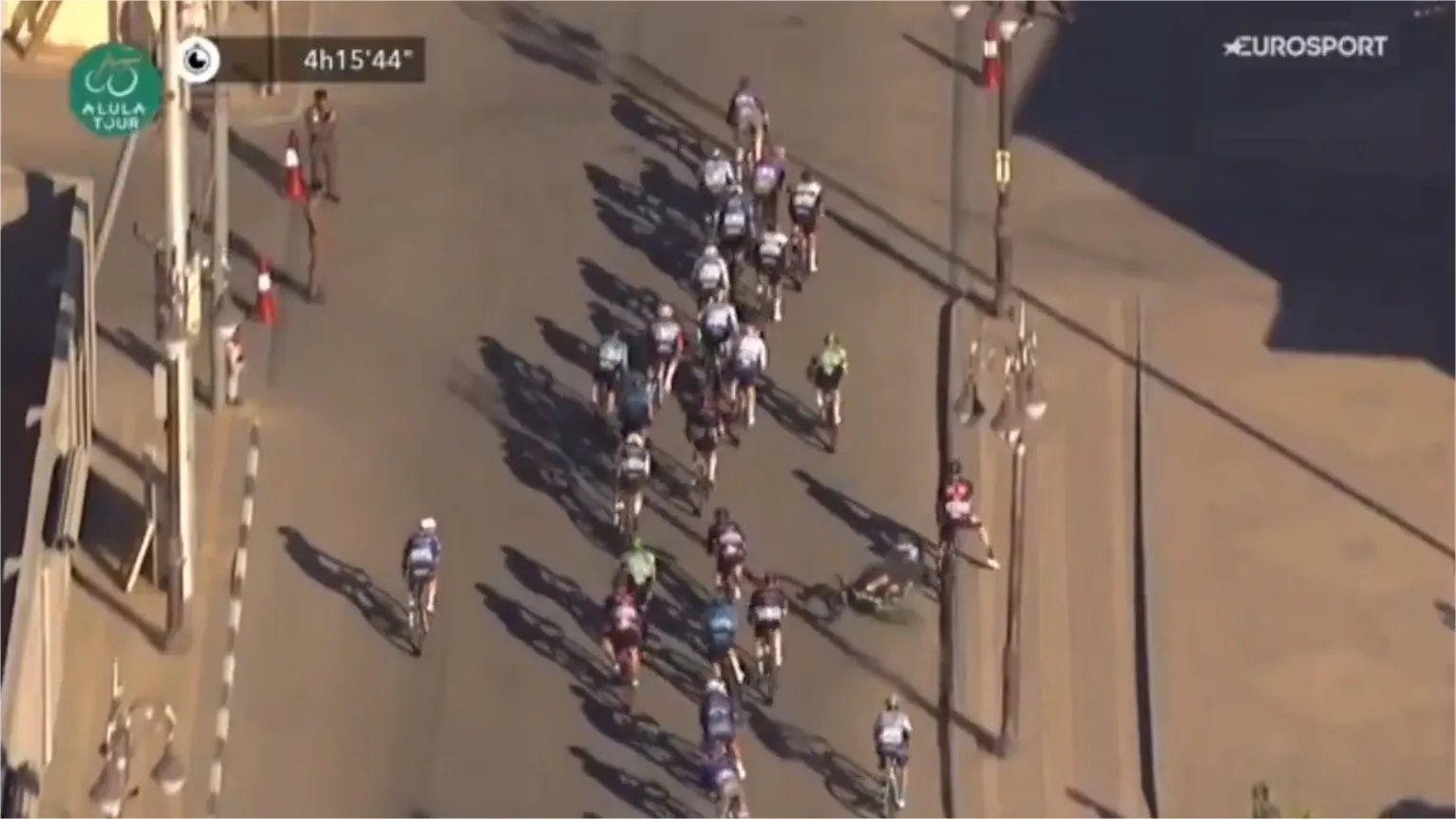 🎥 Organisatie AlUla Tour komt met eerste update omtrent Nils Eekhoff na harde botsing met lantaarnpaal