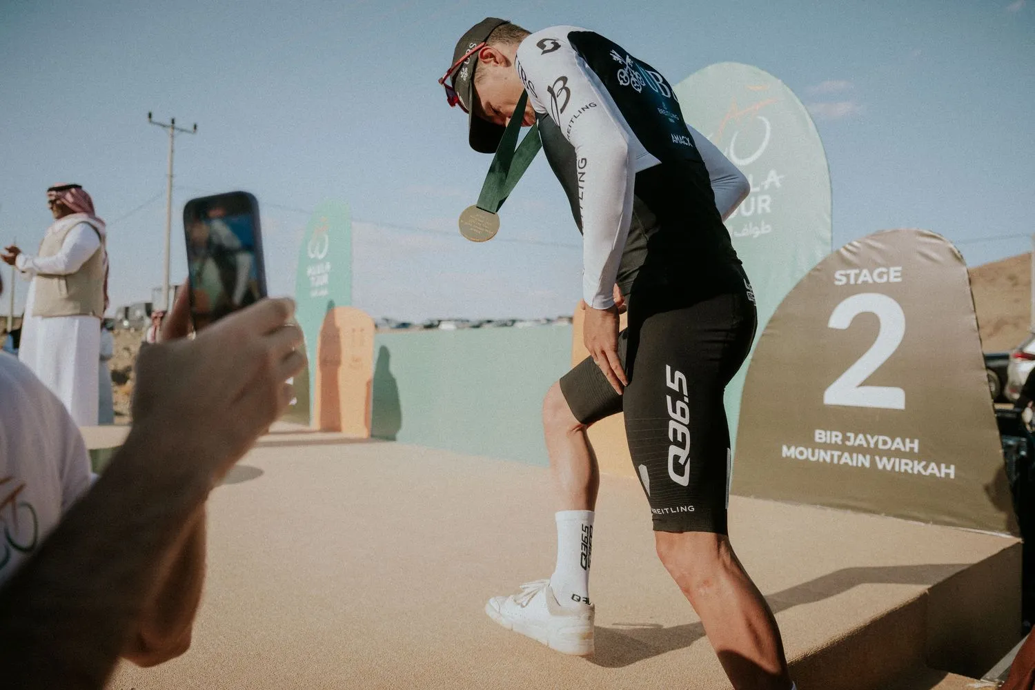 Olympische medailles, wereldtitels en klassiekers, maar Pidcocks vertrouwenspersoon Bogaerts barst in AlUla in tranen uit